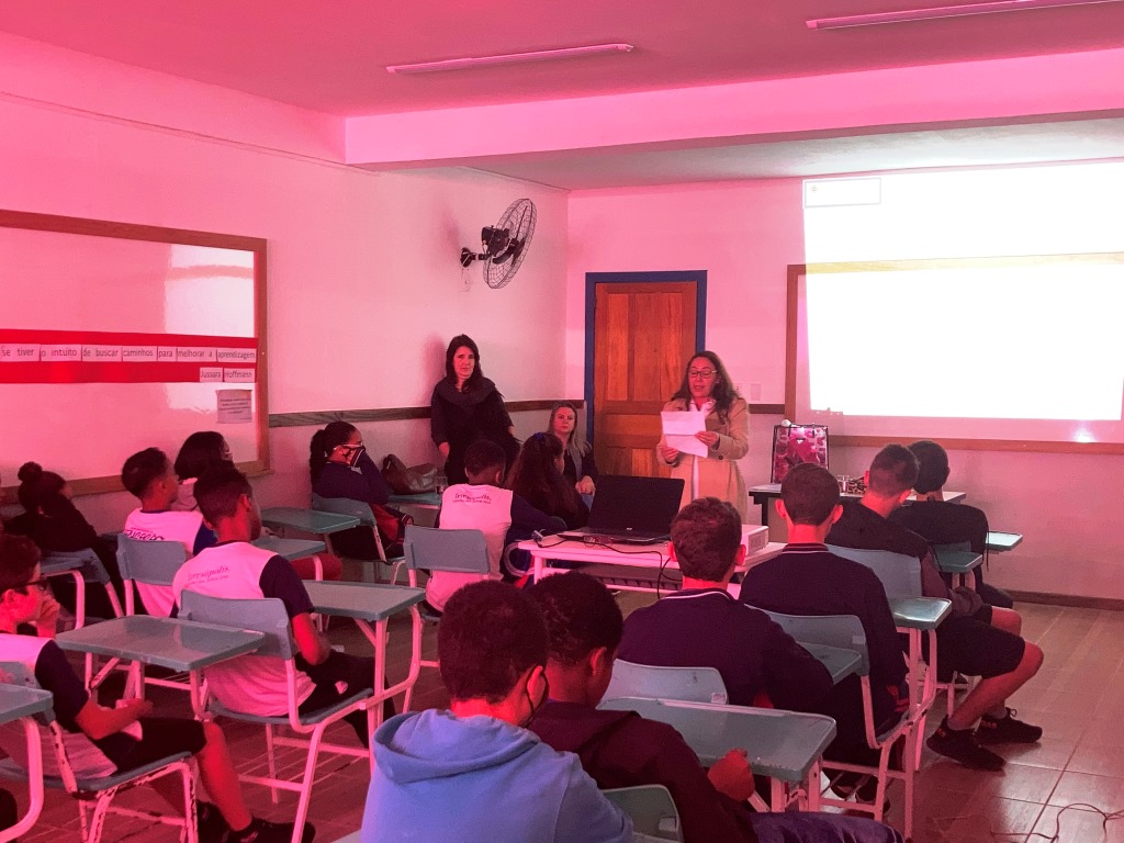 Você está visualizando atualmente Maio Laranja: CRAS de Teresópolis realizam palestras nas escolas em parceria com o programa municipal ‘Bem Me Quer Terê’