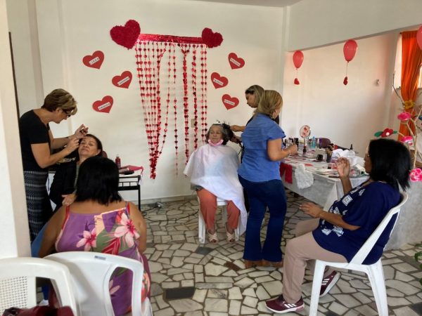 Read more about the article Dia das Mães: CRAS Alto promove manhã da beleza para participantes da oficina de artesanato