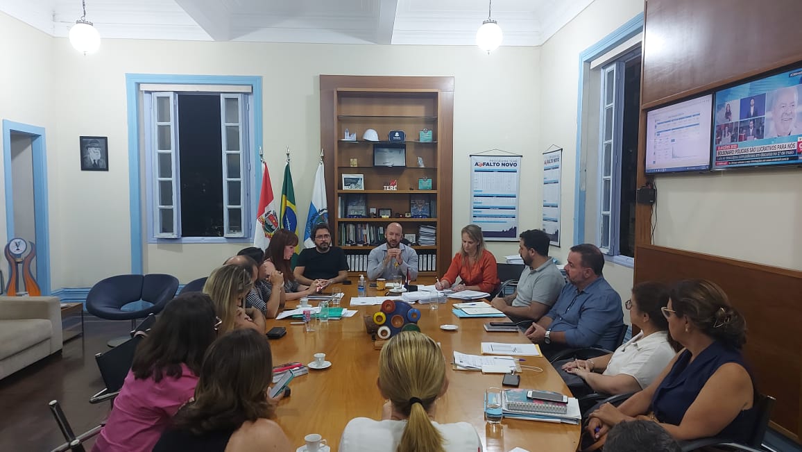 You are currently viewing Prefeito Vinicius Claussen reúne nova equipe da Secretaria de Saúde para planejamento