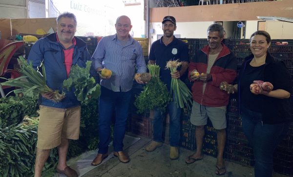 Leia mais sobre o artigo Desenvolvimento Social e COOPVIEIRA retomam parceria para entregar alimentos da agricultura familiar para famílias carentes