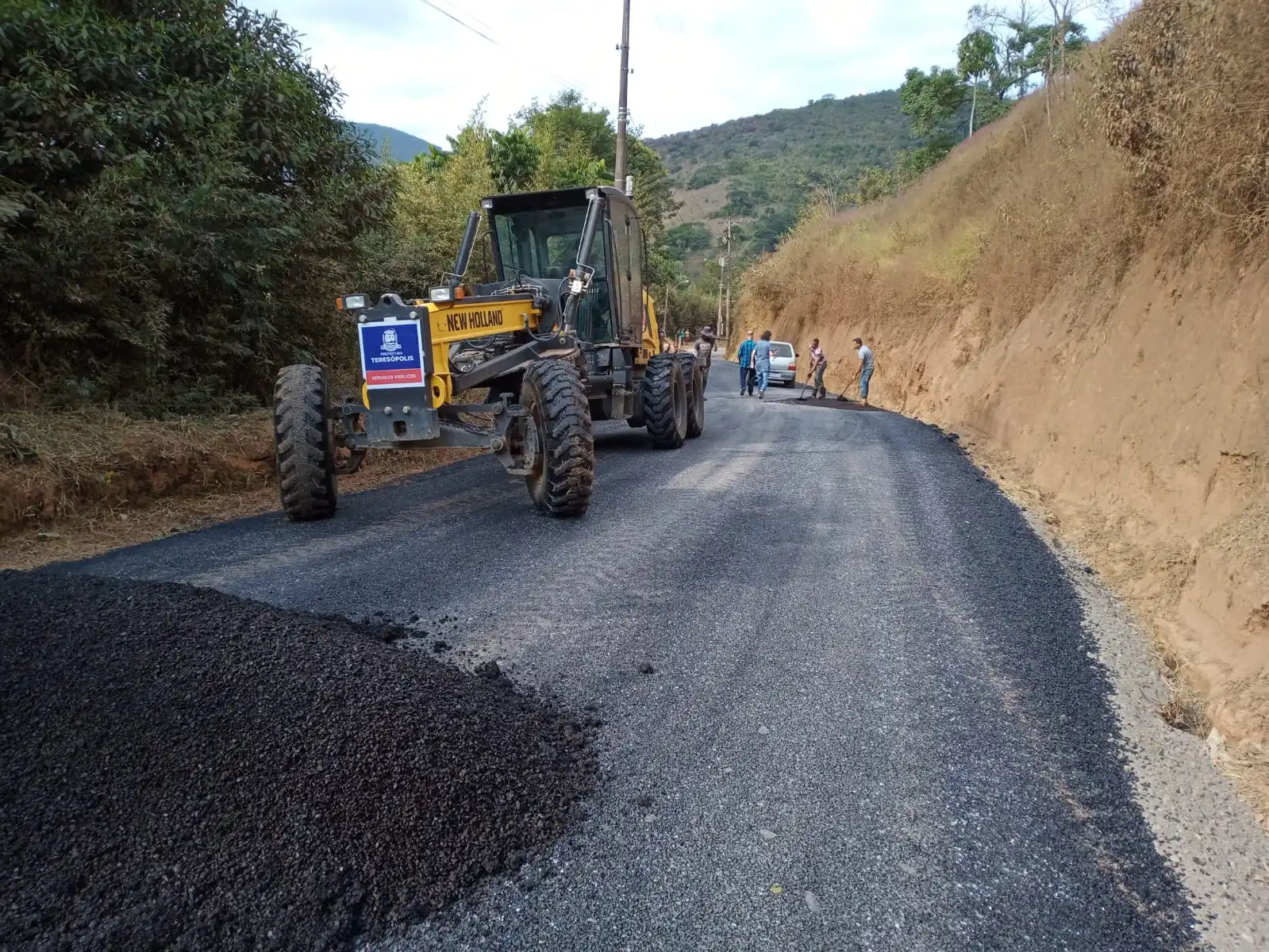 Você está visualizando atualmente ‘Asfalto Novo’ chega ao interior de Teresópolis: Prefeitura inicia recapeamento da Estrada que liga Holliday a Santa Rita, no 2º Distrito