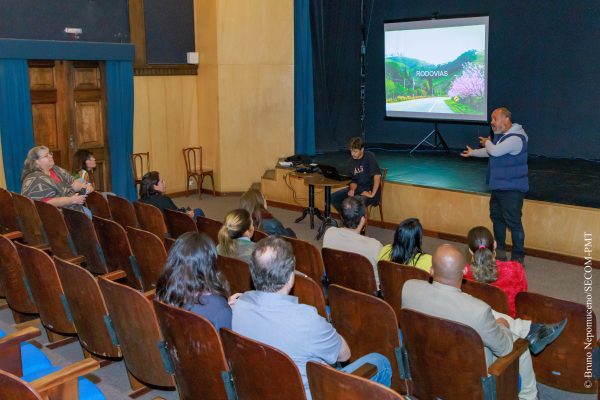 Leia mais sobre o artigo Turismo apresenta nova secretária e os projetos da pasta aos guias de turismo