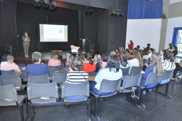 Leia mais sobre o artigo Teresópolis 131 anos: Entregue sete mil exemplares do livro ‘A Cidade de Teresa’, da Escritora Ana Maria de Andrade, à Secretaria Municipal de Educação