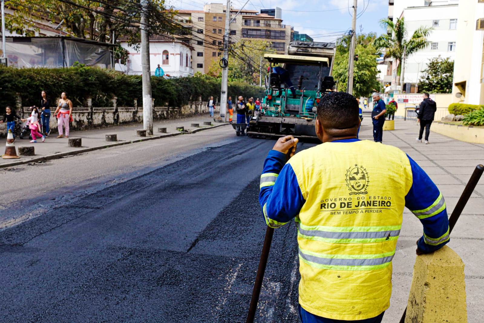 Leia mais sobre o artigo Asfalto Presente: acesso à Tijuca é feito por rotas alternativas para aplicação de asfalto na Rua Prefeito Sebastião Teixeira