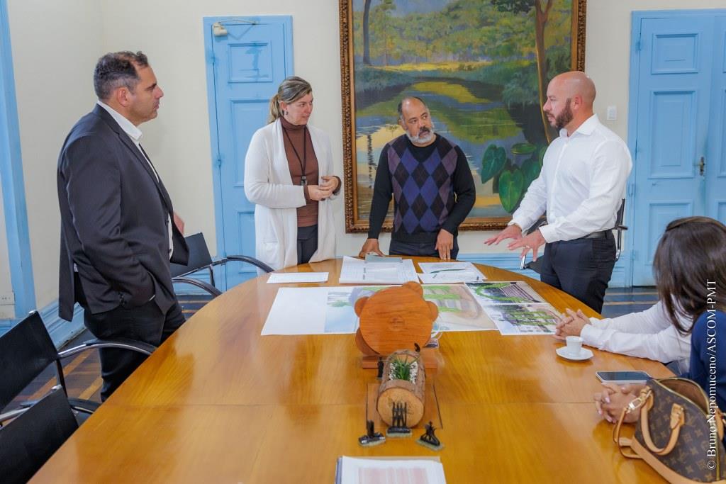 Leia mais sobre o artigo Prefeito Vinicius Claussen recebe equipe de Marketing do Grupo Petrópolis para tratar sobre incentivo ao lúpulo