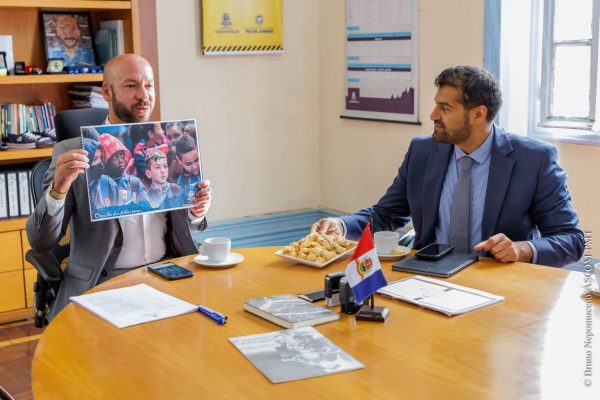 Leia mais sobre o artigo Prefeito Vinicius Claussen apresenta projeto para criação de escola municipal bilíngue em Teresópolis ao Consulado Britânico