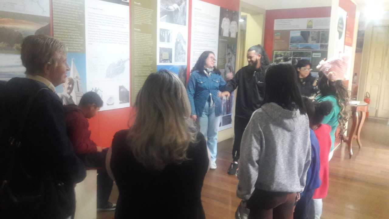 No momento, você está visualizando Grupo do CRAS São Pedro, da Secretaria Municipal de Desenvolvimento Social, visitou a Casa da Memória Arthur Dalmasso, durante o Dia de Incentivo à Leitura