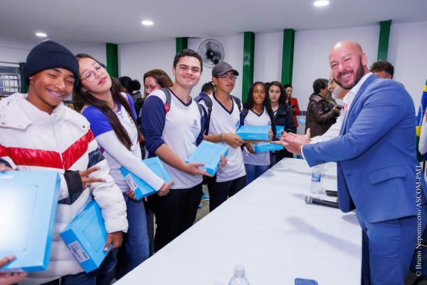 Leia mais sobre o artigo Prefeito Vinicius Claussen entrega tablets a alunos e lança programa de empreendedorismo on-line na rede municipal de educação