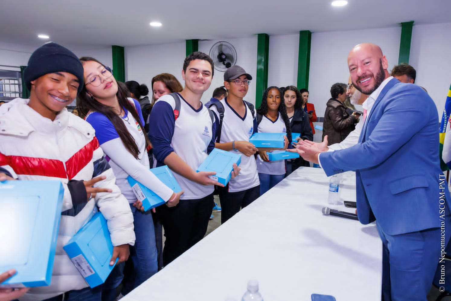 Você está visualizando atualmente Prefeito Vinicius Claussen entrega tablets a alunos e lança programa de empreendedorismo on-line na rede municipal de educação