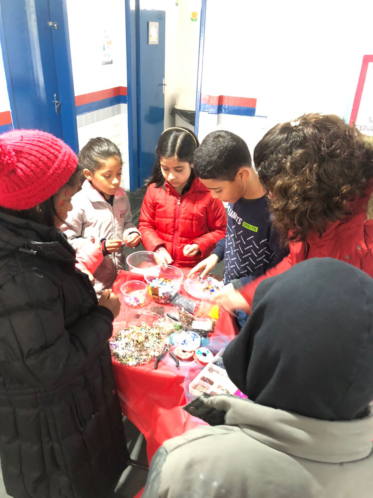 Você está visualizando atualmente Crianças e adolescentes referenciados pelo CRAS Meudon, participam de feira de artesanato na E. M. Prof. Vera Maria Vianna Pedrosa.