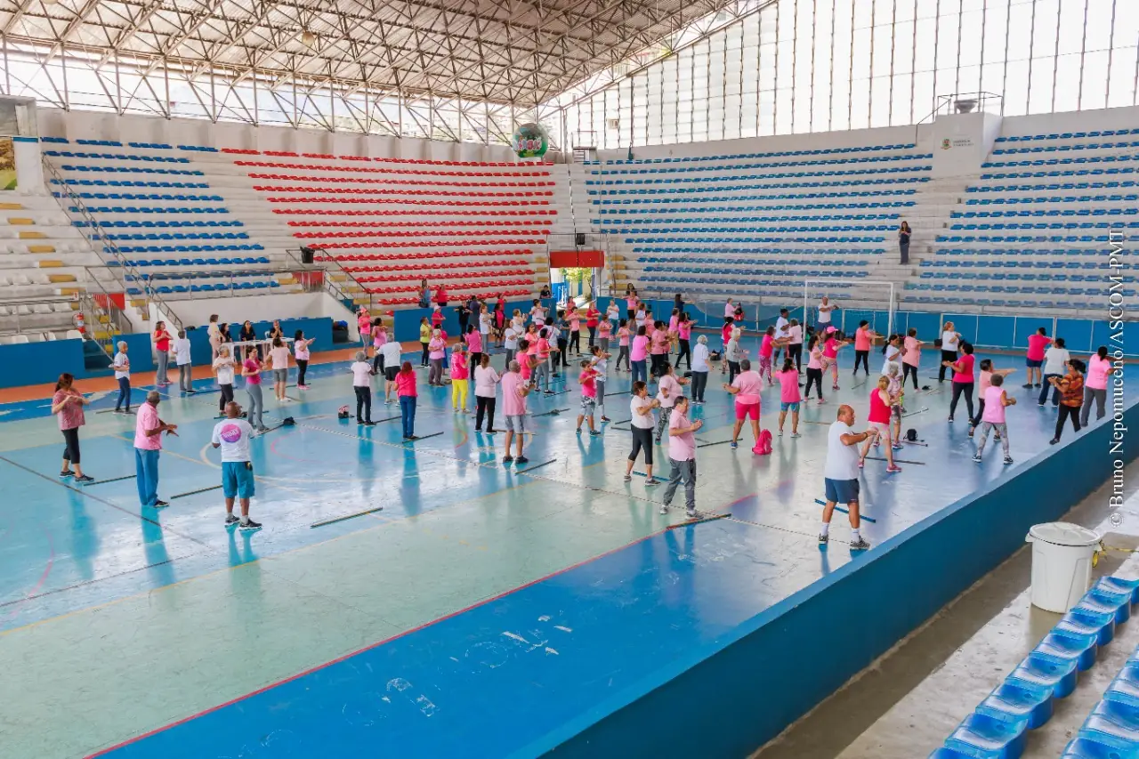 Você está visualizando atualmente Outubro Rosa: Secretaria de Esporte promove aulão de alongamento para conscientização e prevenção do câncer de mama