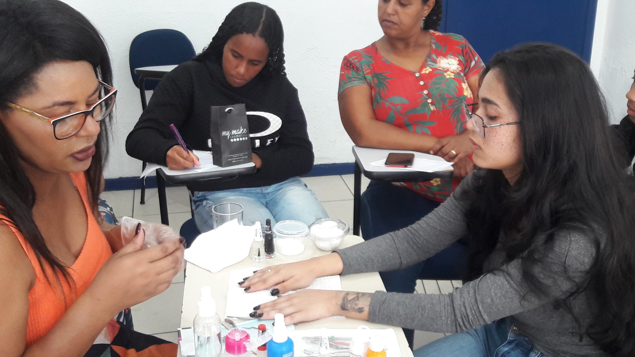 Você está visualizando atualmente CREAS Teresópolis realiza curso de capacitação de manicures para mulheres assistidas pelo PAEFI