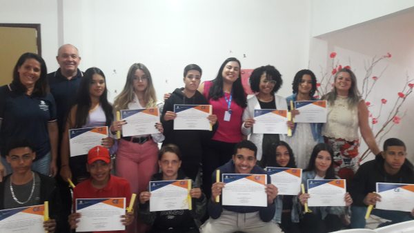 Read more about the article Capacitação para o mercado de trabalho: Curso Jovem Alerta entrega certificados para 15 jovens