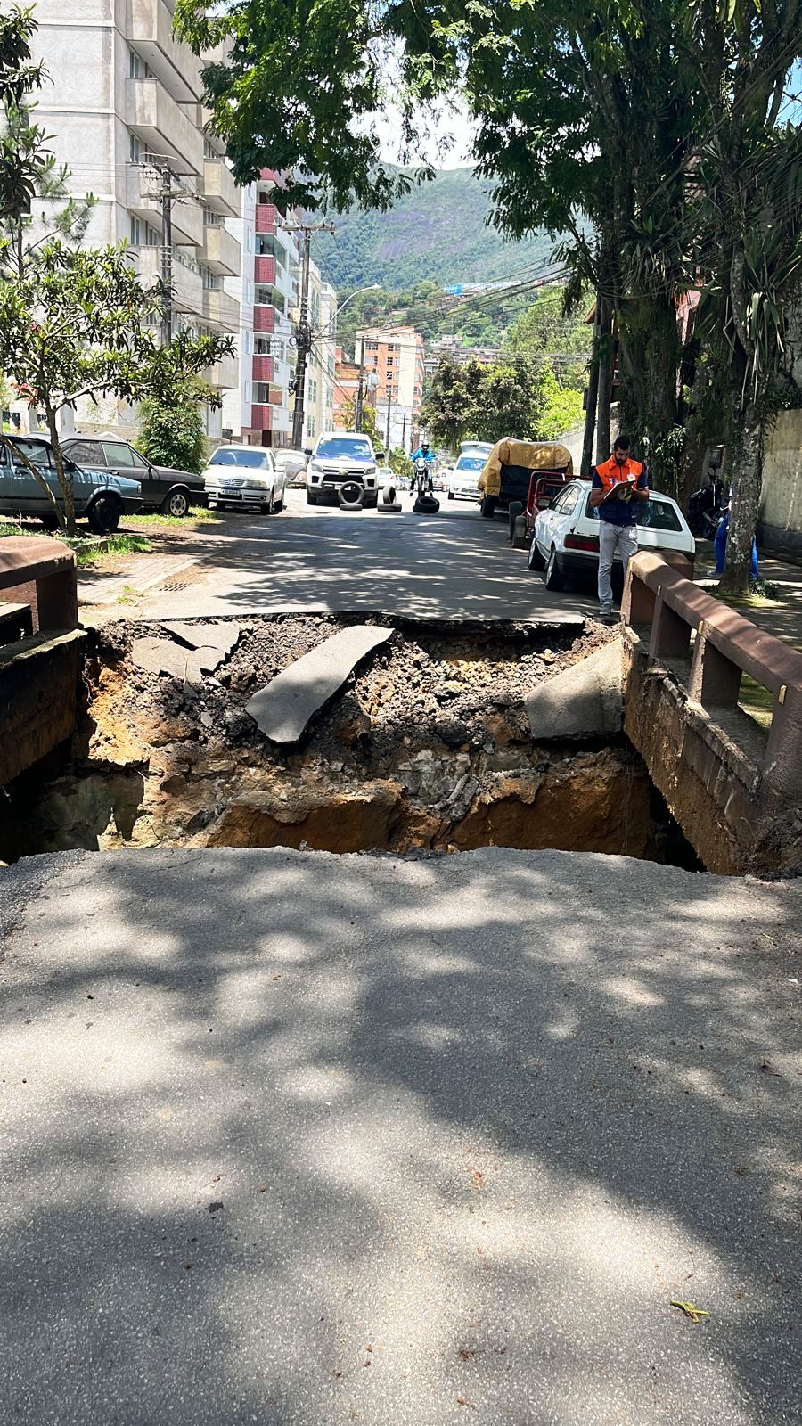 Leia mais sobre o artigo Ponte cai e Prefeitura interdita trecho da Rua Jorge Lóssio, no Alto