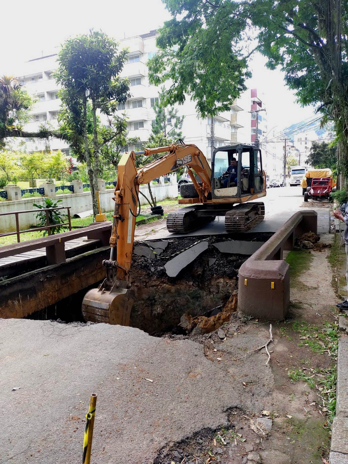 No momento, você está visualizando Prefeitura de Teresópolis retira entulho do rio para iniciar reconstrução da ponte na Rua Jorge Lóssio, no Alto