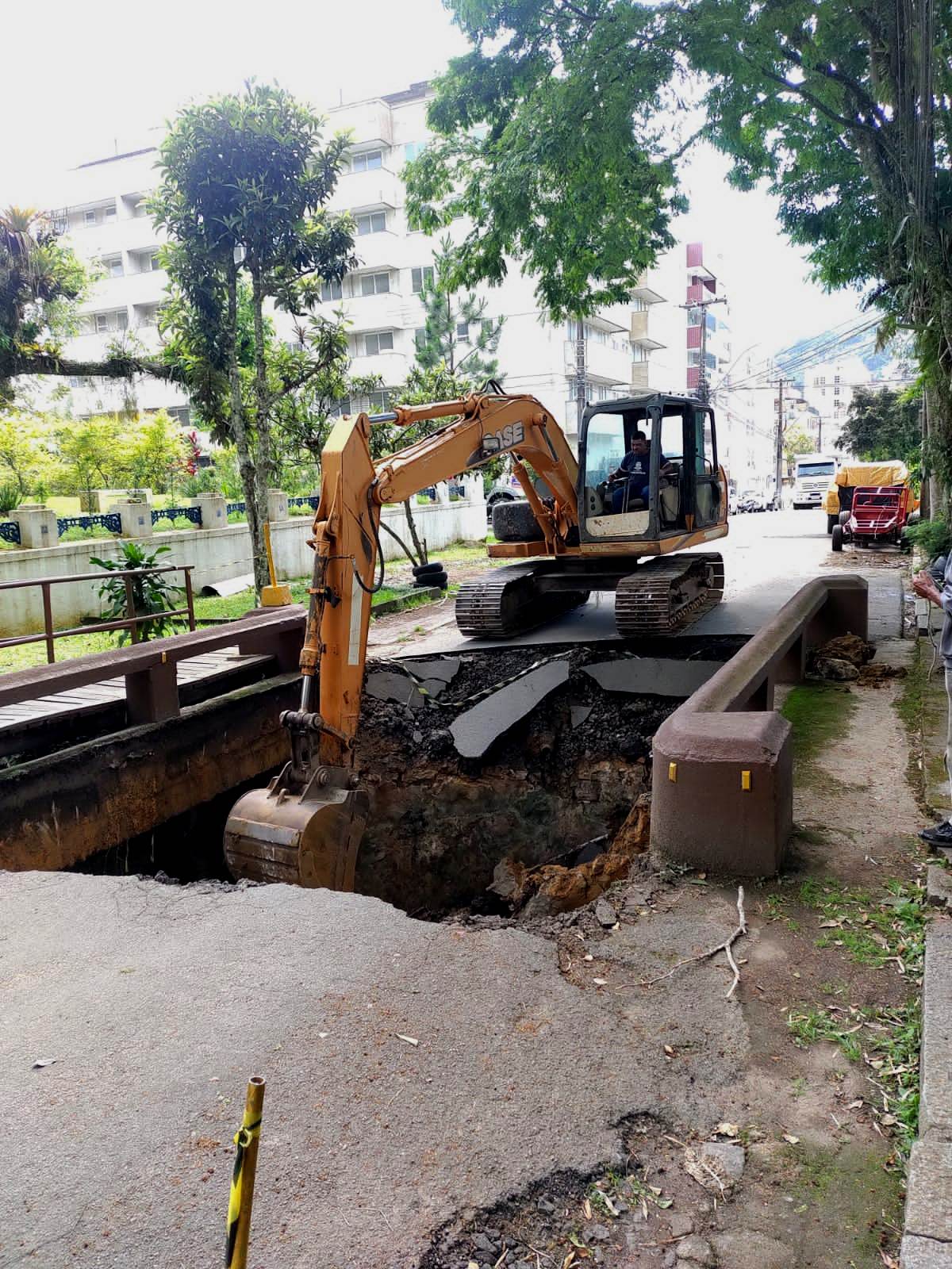 Você está visualizando atualmente Prefeitura de Teresópolis retira entulho do rio para iniciar reconstrução da ponte na Rua Jorge Lóssio, no Alto