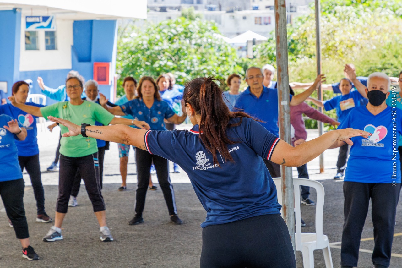 Você está visualizando atualmente Prefeitura promove aulão de alongamento e dança em alusão à Campanha Novembro Azul