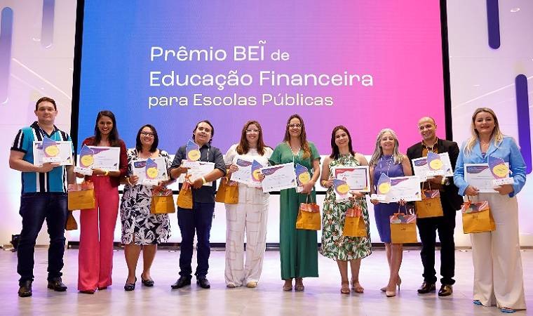 No momento você está vendo Professora da Rede Municipal de Teresópolis recebe prêmio por projeto de Educação Financeira