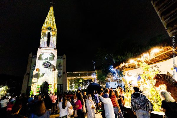 Leia mais sobre o artigo Teresópolis Terra de Luz 2022: Vídeo mapping reúne famílias e encanta população no centro da cidade