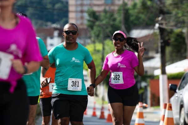 Leia mais sobre o artigo Com 800 participantes, corrida de rua coloriu e levou energia às ruas de Teresópolis neste domingo, 29/01