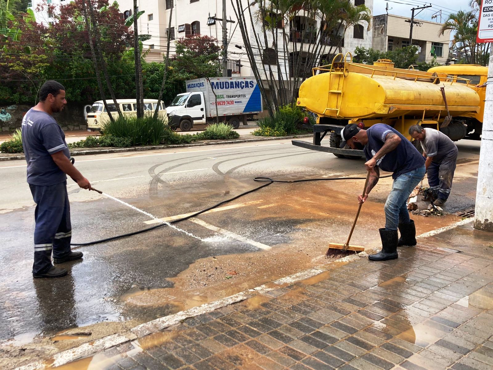 Você está visualizando atualmente Estágio de Atenção: Prefeitura de Teresópolis intensifica limpeza de ruas e desobstrução de galerias pluviais após chuva forte