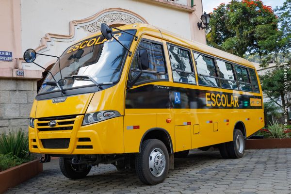 Read more about the article Teresópolis recebe primeiro ônibus 4×4 para atender alunos do interior
