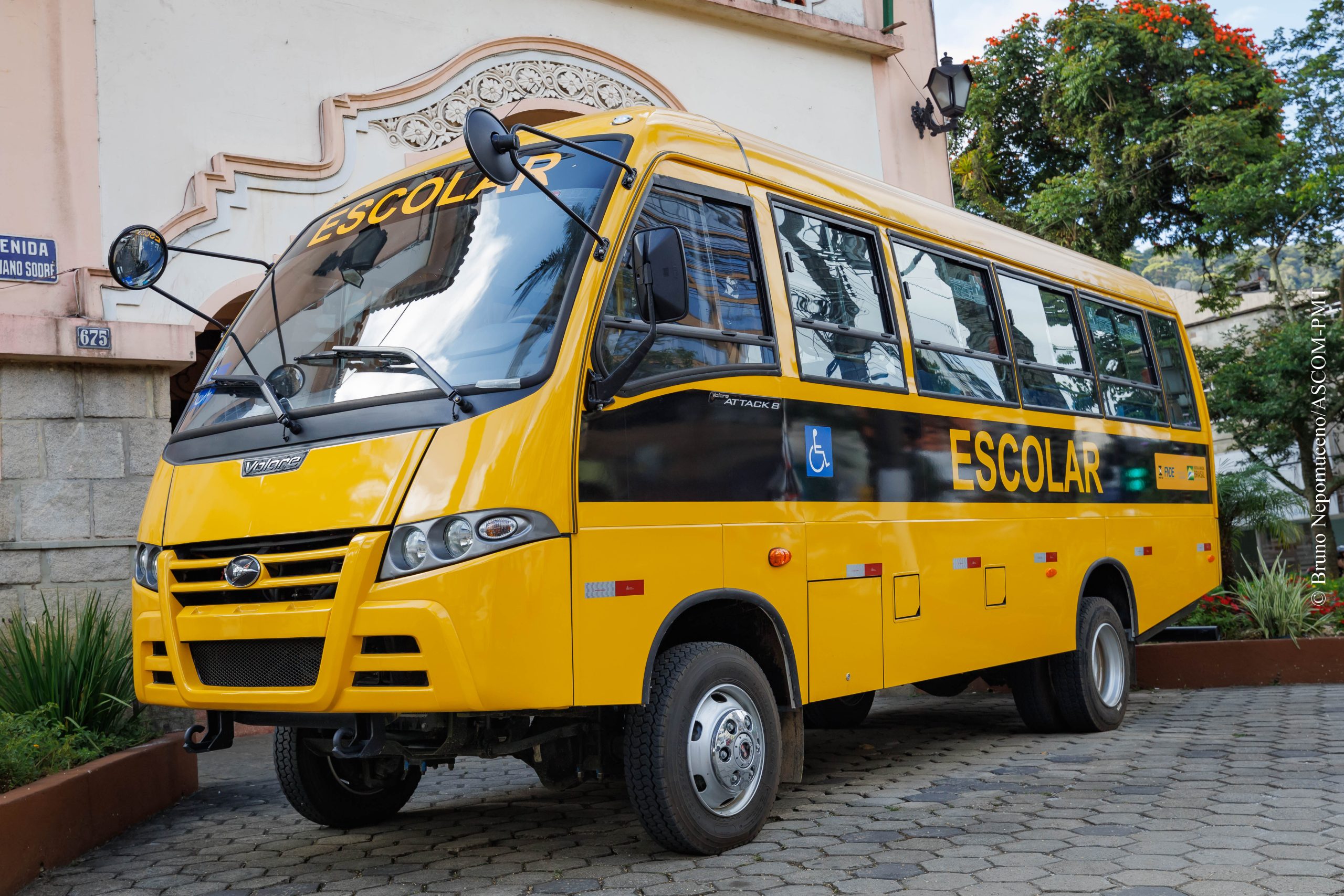 Você está visualizando atualmente Teresópolis recebe primeiro ônibus 4×4 para atender alunos do interior