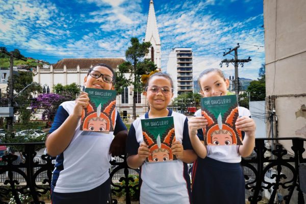 Leia mais sobre o artigo Livro de autores de Teresópolis é contemplado por edital da Secretaria Estadual de Cultura e levado às escolas municipais