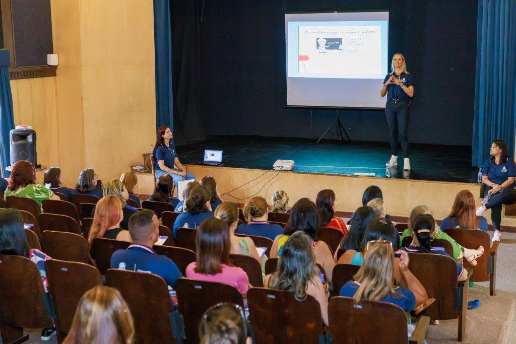 Leia mais sobre o artigo Educação reúne orientadores pedagógicos da Rede Municipal para alinhamento das diretrizes para o Ano Letivo