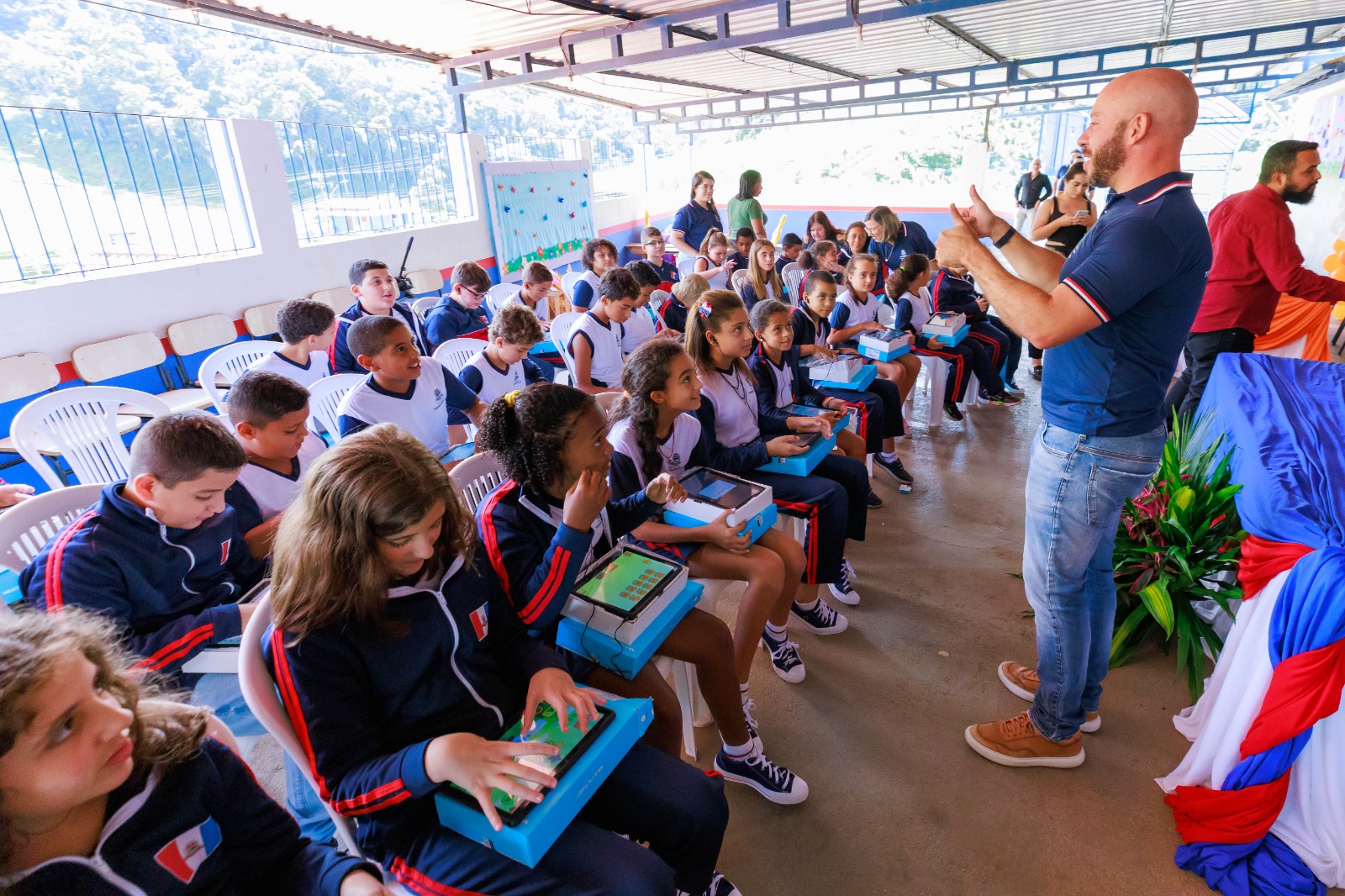 No momento, você está visualizando Prefeito Vinicius Claussen entrega tablets para alunos de escola municipal no interior