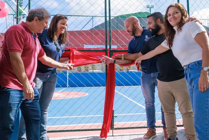 Você está visualizando atualmente ‘Revitaliza Terê’: Moradores recebem a quadra poliesportiva da Praça do Meudon totalmente renovada