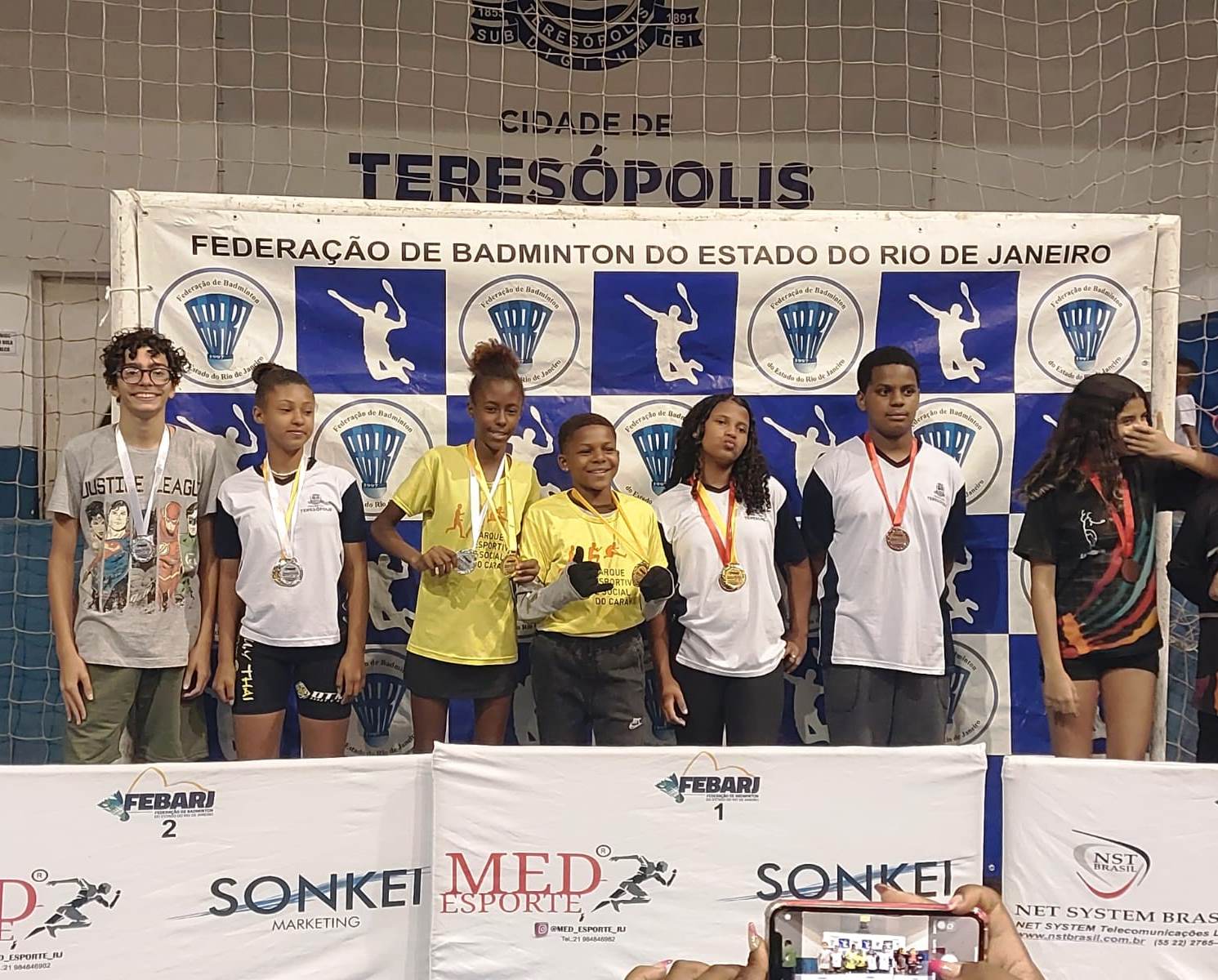 Leia mais sobre o artigo Escola Municipal GEO Rose Dalmaso é destaque no Circuito Estadual de Badminton, com 7 medalhas
