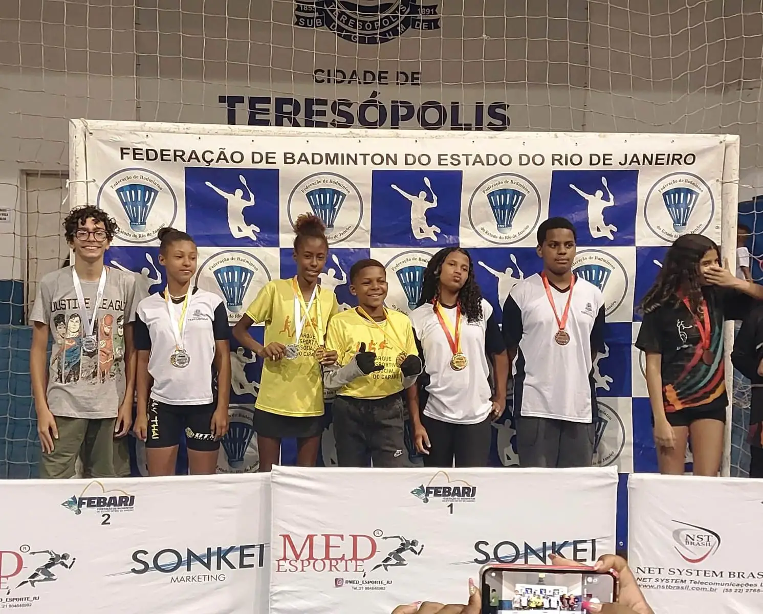 Você está visualizando atualmente Escola Municipal GEO Rose Dalmaso é destaque no Circuito Estadual de Badminton, com 7 medalhas