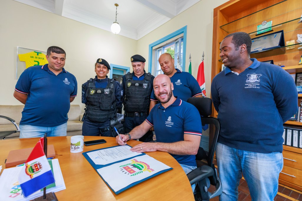 Leia mais sobre o artigo Prefeito Vinicius Claussen sanciona lei que cria Plano de Hierarquização da Guarda Civil Municipal de Teresópolis