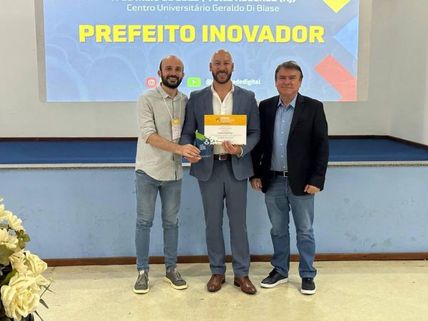 Leia mais sobre o artigo Prefeito Vinicius Claussen recebe prêmio de Prefeito Inovador 2023