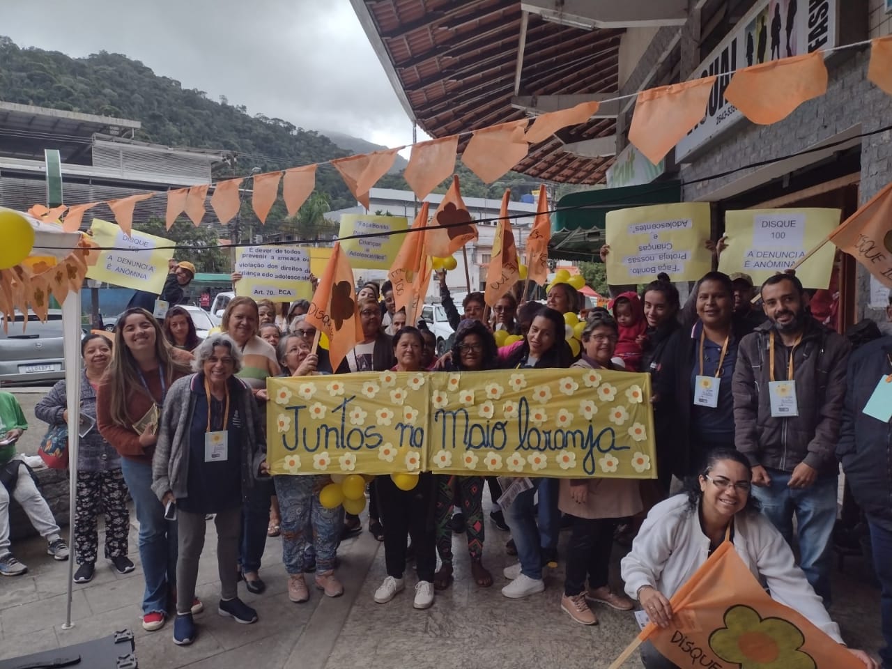 Leia mais sobre o artigo CRAS Bonsucesso e Meudon levam o Maio Laranja para as ruas da cidade