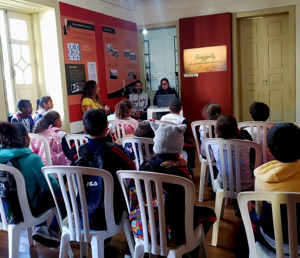 Leia mais sobre o artigo Alunos das redes municipal e estadual fazem aula-passeio à Casa da Memória de Teresópolis