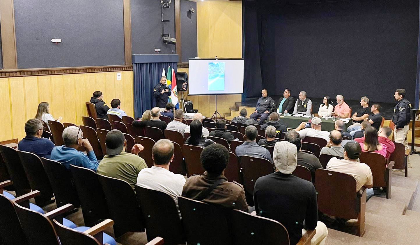 Leia mais sobre o artigo Prefeitura, PRF, vereadores, líderes comunitários e comerciantes debatem mudanças no trânsito na Barra do Imbuí