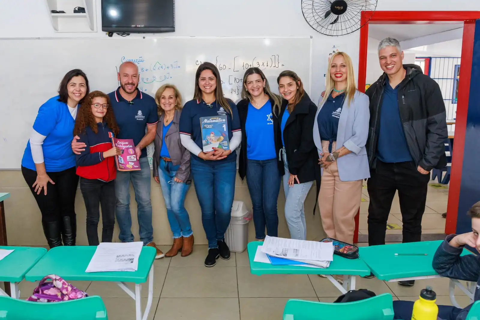 Você está visualizando atualmente Teresópolis entrega kits de livros a alunos das escolas municipais