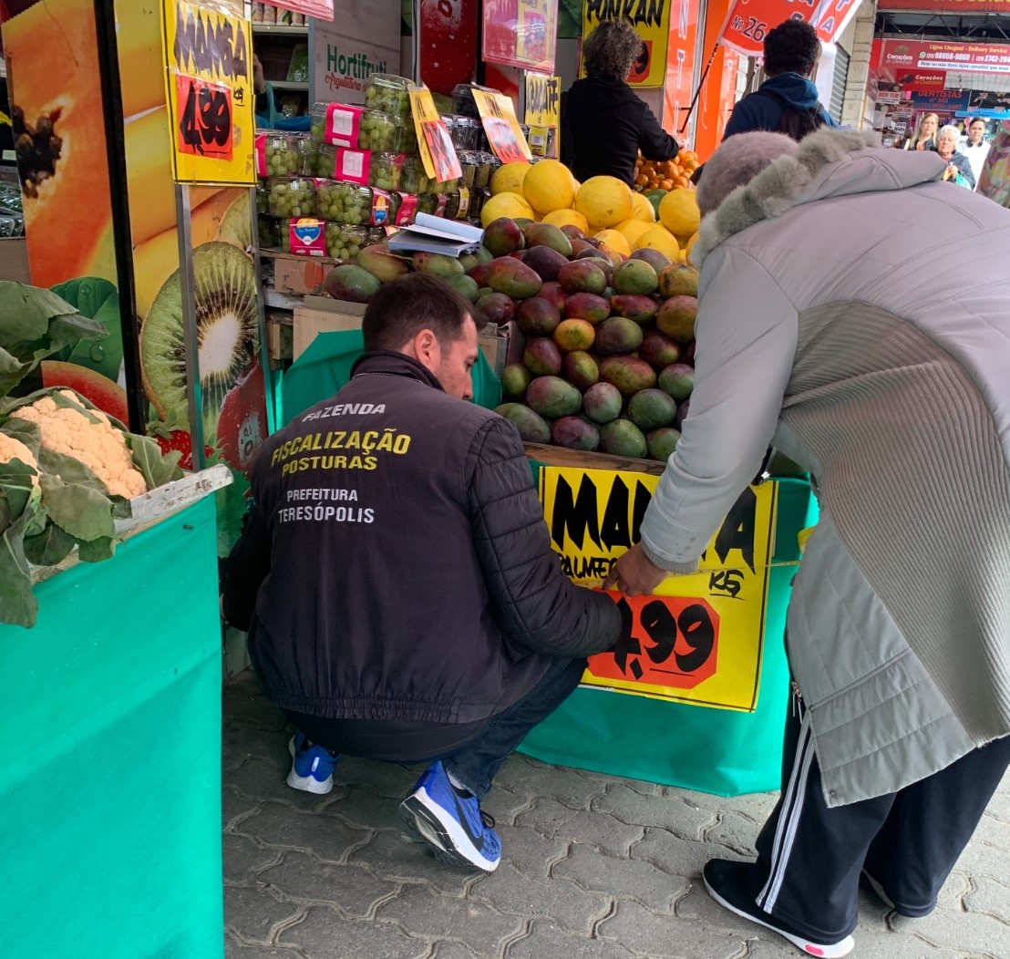 Você está visualizando atualmente Prefeitura de Teresópolis fiscaliza e orienta donos de hortifruti sobre uso das calçadas