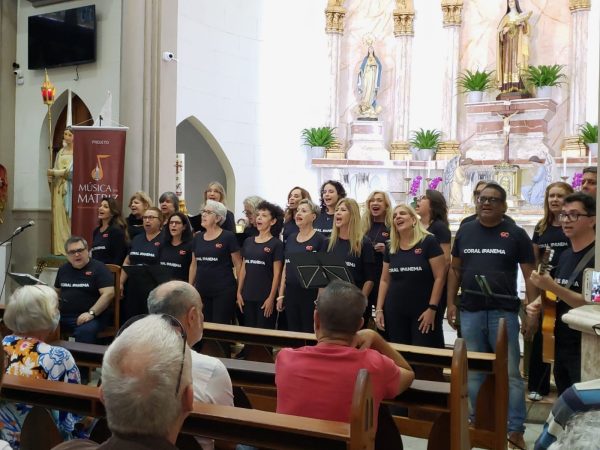 Leia mais sobre o artigo Apresentação do Coral Ipanema embala o público do Música na Matriz em Teresópolis