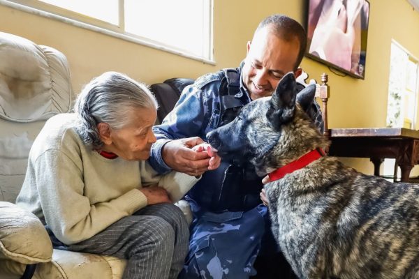 Leia mais sobre o artigo Cinoterapia: Idosos recebem visita da Cia de Cães K9 da Guarda Civil Municipal