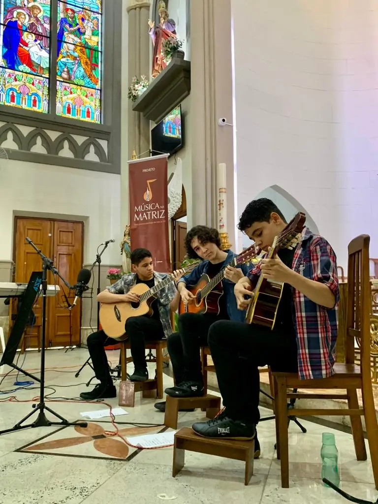 Você está visualizando atualmente Talentos da Escola Municipal de Música de Teresópolis se destacam no Música na Matriz