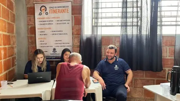 Leia mais sobre o artigo Espaço do Empreendedor Itinerante facilita o acesso dos expositores do Shopping Popular de Teresópolis a vários serviços