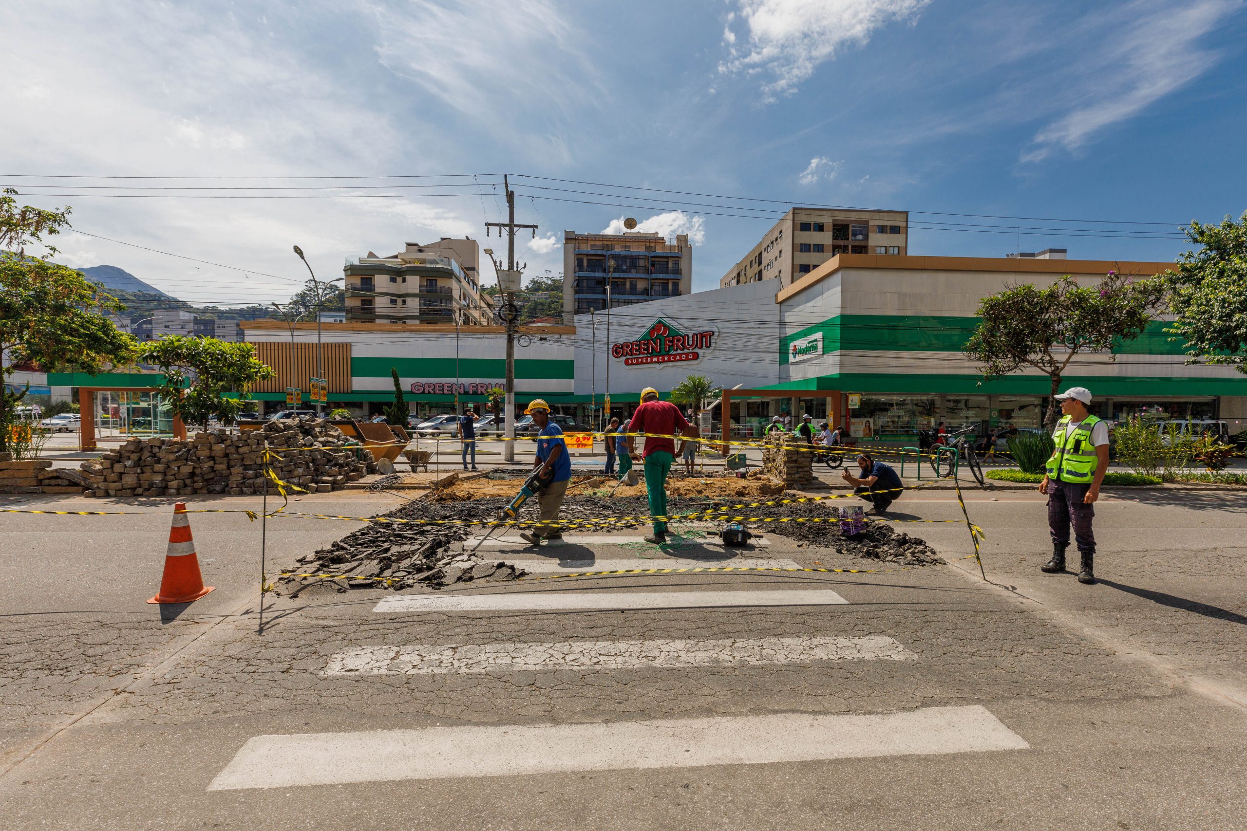 Você está visualizando atualmente Prefeitura de Teresópolis constrói faixa elevada de pedestres em trecho da Reta