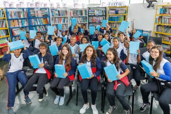 Leia mais sobre o artigo Prefeitura entrega tablets aos alunos do GEO Rose Dalmaso/Cedal, em São Pedro