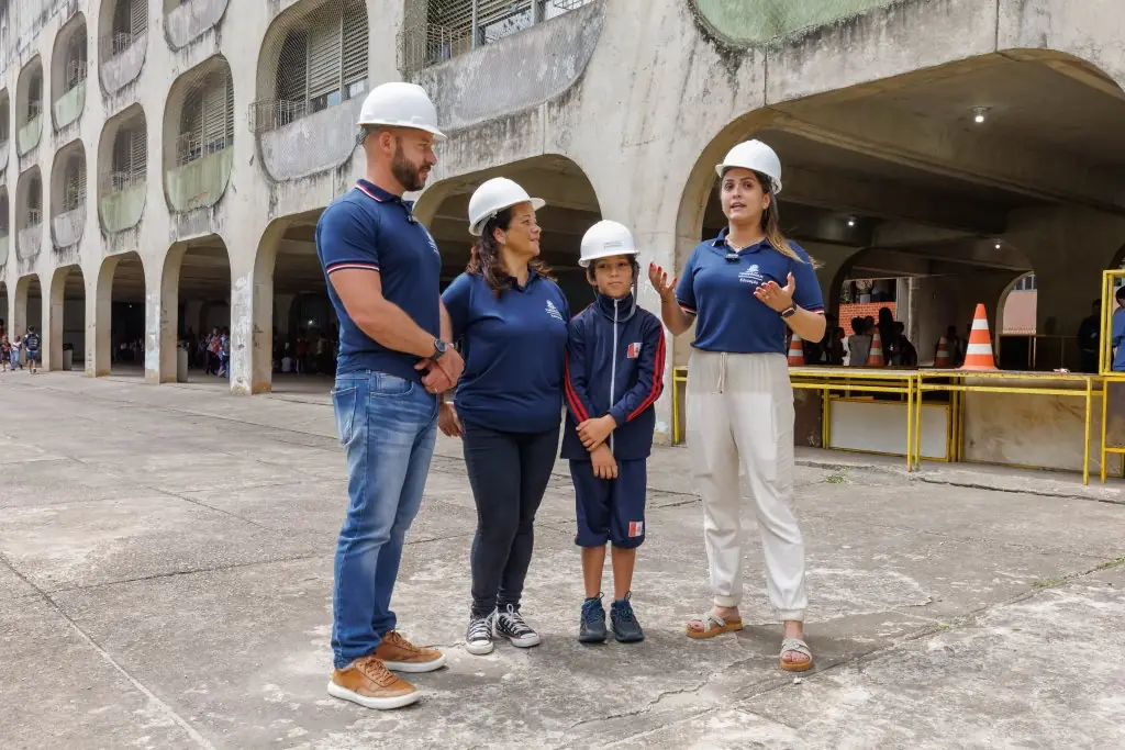 No momento, você está visualizando Prefeito Vinicius Claussen acompanha início da obra de reforma do Ciep Prof. Amaury Amaral dos Santos, na Fonte Santa