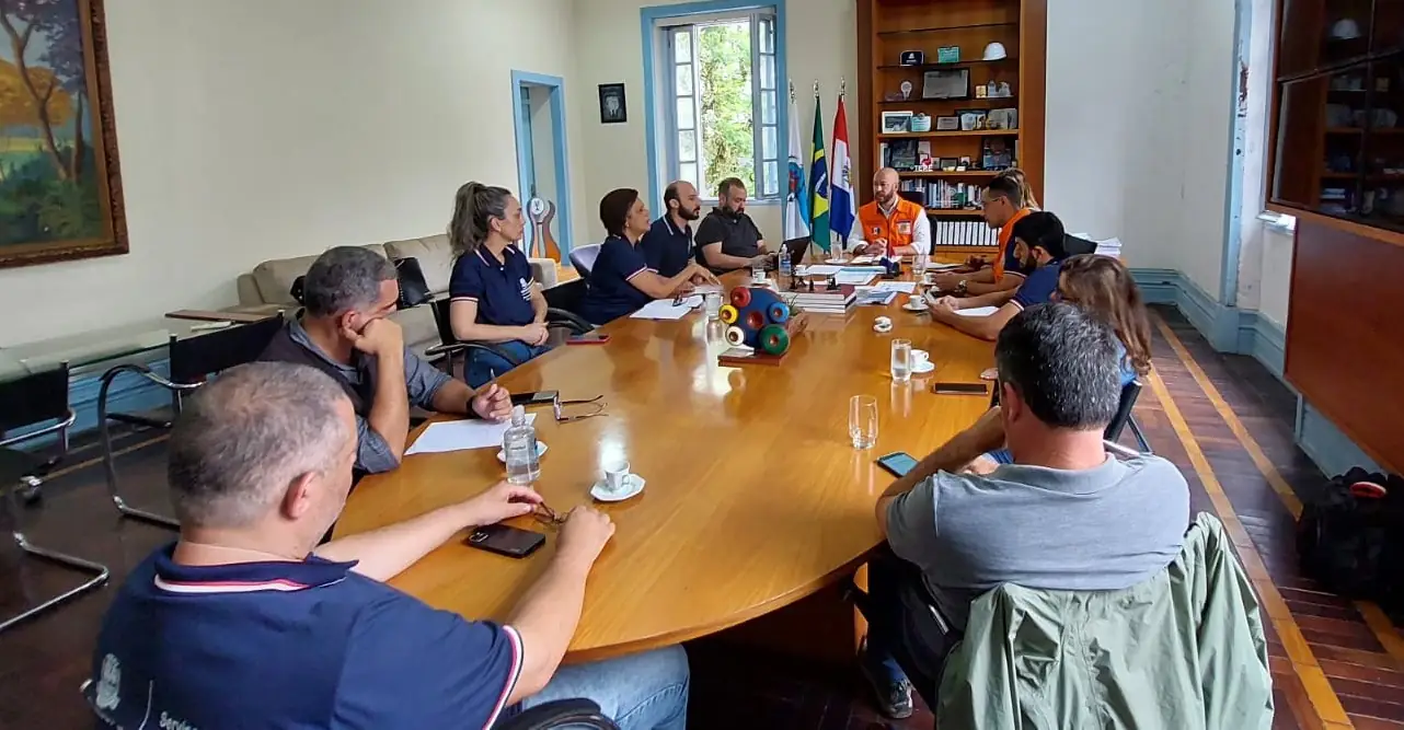 Você está visualizando atualmente Prefeito de Teresópolis reúne secretários para acelerar as ações pós-chuva