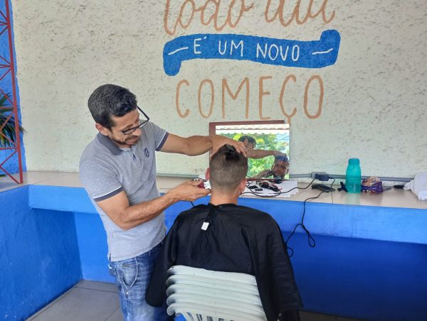 Leia mais sobre o artigo Secretaria Municipal de Assistência Social e Direitos Humanos oferece serviço de corte de cabelo e barba à população vulnerável