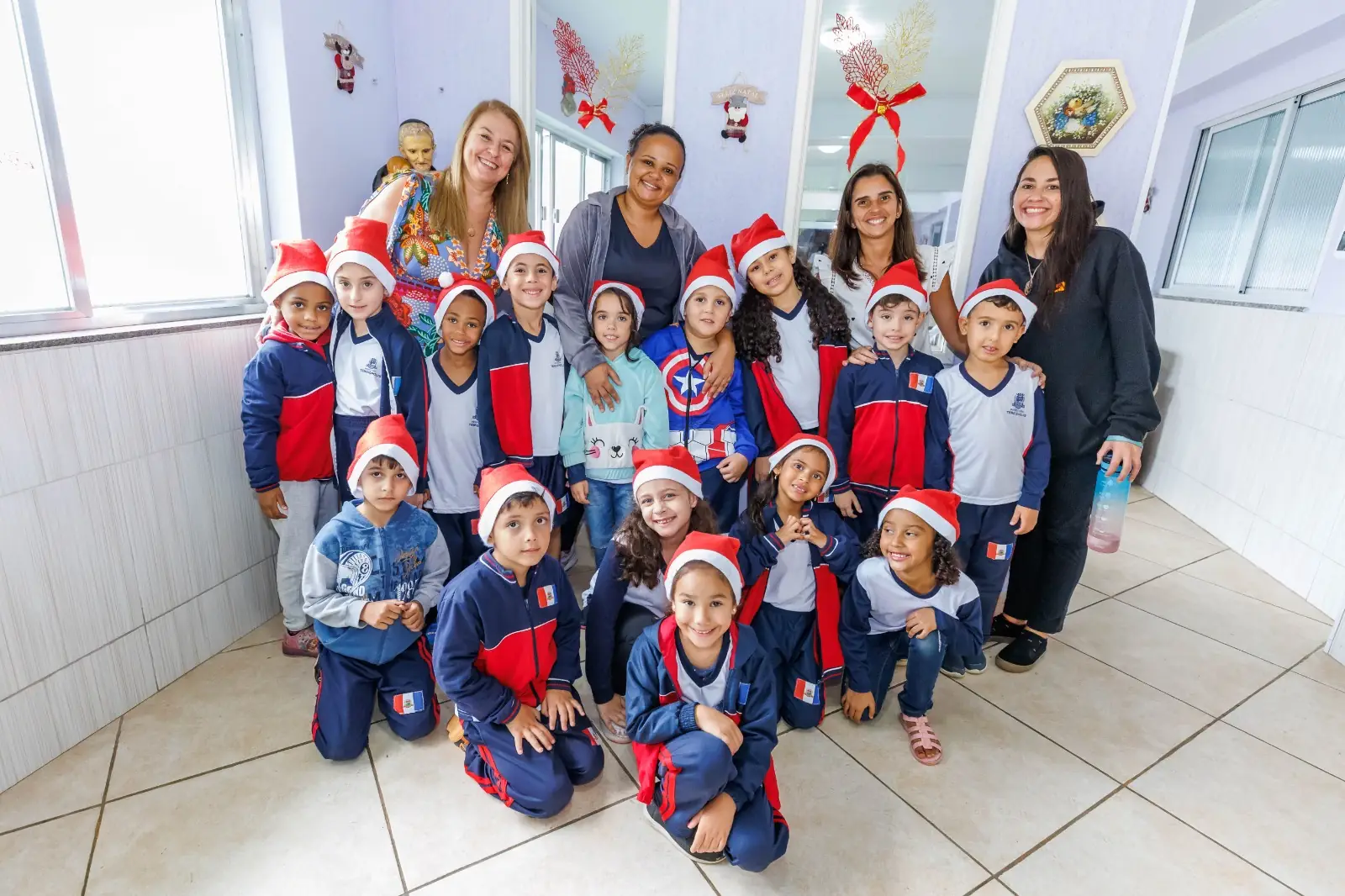 Leia mais sobre o artigo Visita de alunos do CMEI Várzea leva alegria e acolhimento aos idosos do Asilo São Vicente de Paulo